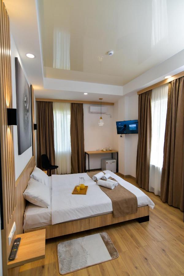Euro Hotel Koetaisi Buitenkant foto